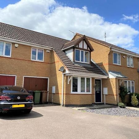 Charming Home In Wellingborough Bagian luar foto