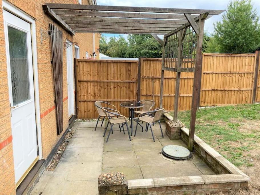 Charming Home In Wellingborough Bagian luar foto