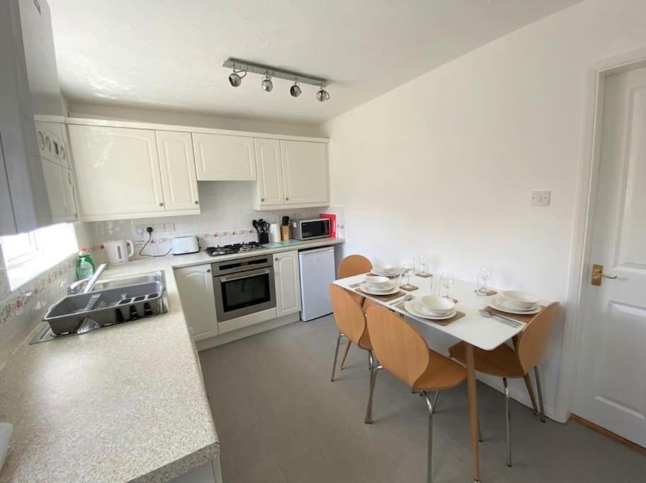 Charming Home In Wellingborough Bagian luar foto