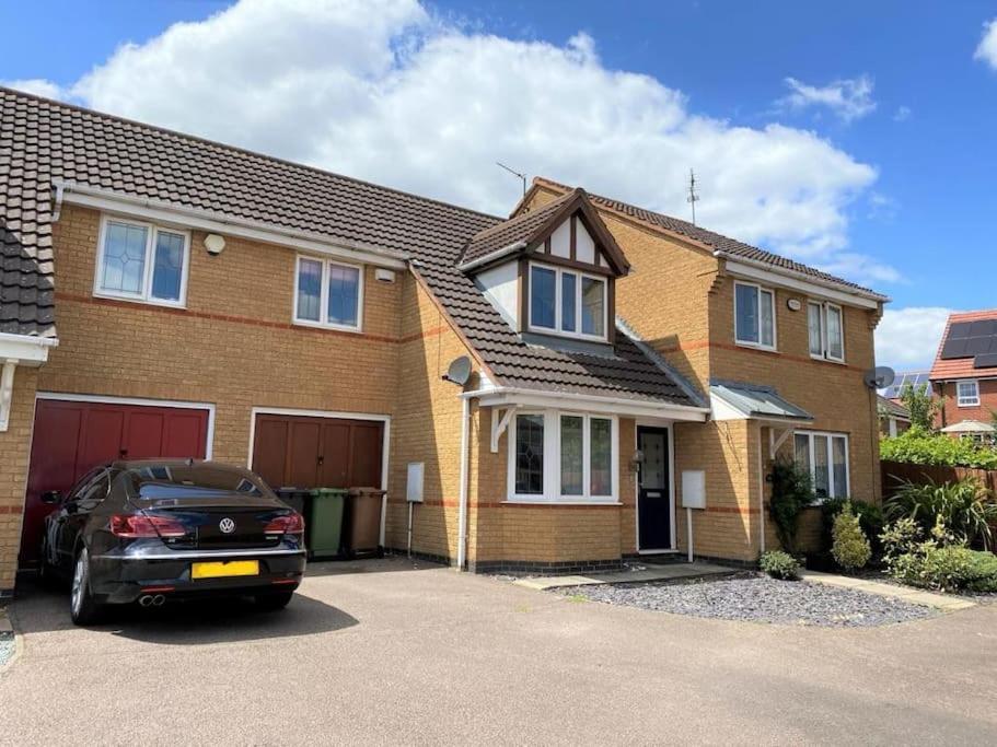 Charming Home In Wellingborough Bagian luar foto