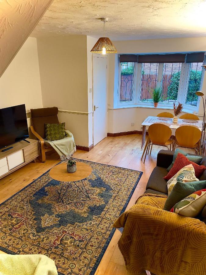 Charming Home In Wellingborough Bagian luar foto